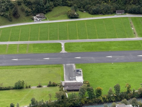 Blick auf die Piste und den Hangar der sggl