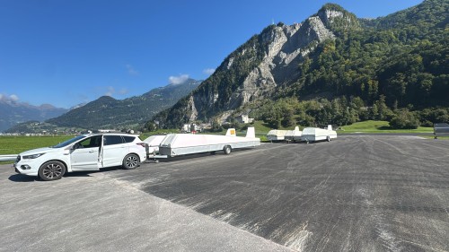 Asphaltierter Vorplatz