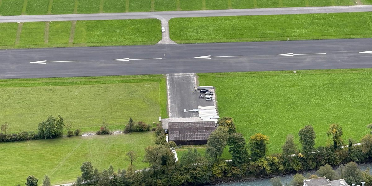 Hangar und Vorplatz der SG Glarus